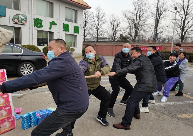 誌廣大香蕉性爱网舉辦員工拔河大賽
